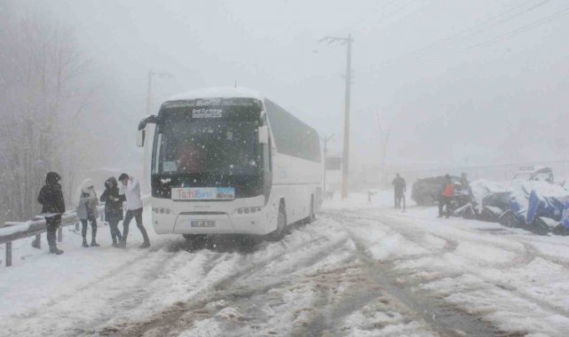Kocaeli'nin Kartepe ilçesinde zirveye çıkıp karın tadını yaşamak isteye...