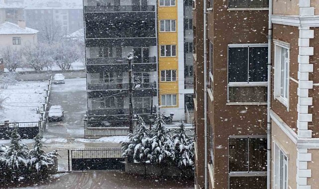 Konya'nın Kulu ilçesinde sabah saatlerinde başlayan kar yağışı ilçe gen...