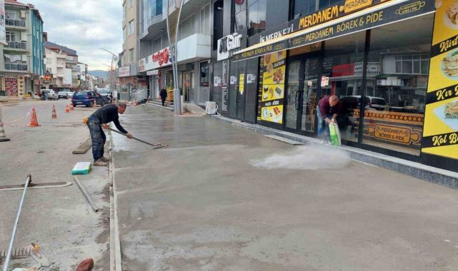Körfez'de bulunan Tütünçiftlik Adnan Kahveci Caddesi ve Atatürk Bulvarı...