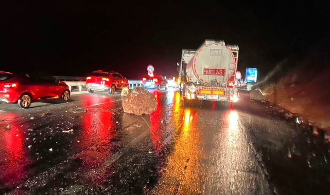 Kütahya'da sağanak yağış nedeniyle yola düşen dev kayalar korkuttu.
Al...