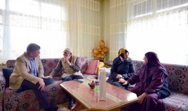 Kütahya'nın Gediz Belediye Başkanı Muharrem Akçadurak, yaşlıları ziyare...