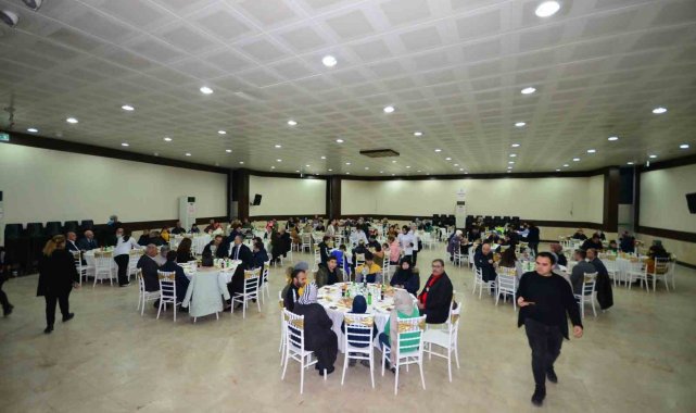 Kütahya'nın Gediz ilçesinde afet bölgesinde Gediz'e gelen depremzed...