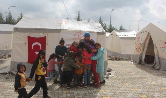 Malatya'da çadırlarda yaşamlarını sürdüren depremzede çocuklar, çeşitli...