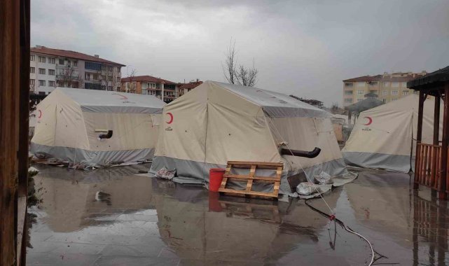 Malatya'da etkili olan sağanak yağış nedeniyle çadırları su bastı.
Mal...