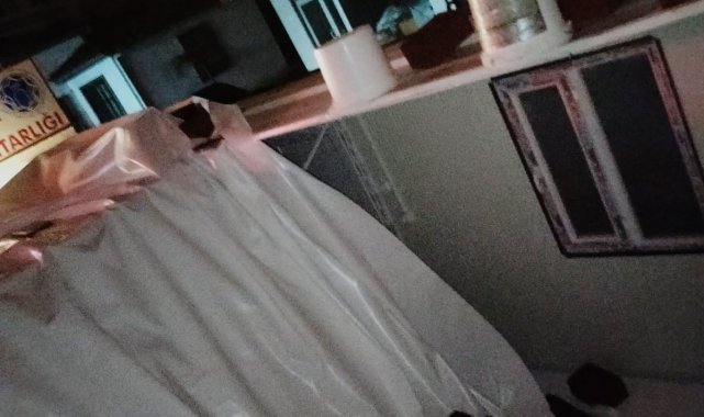 Malatya'da etkili olan sağanak yağış sonrası bir konteynerın tavanı çöktü