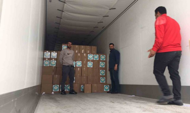 Manisa Büyükşehir Belediyesi tarafından depremzedeler için yola çıkarılan 2...