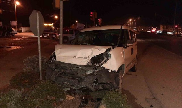 Manisa'nın Kula ilçesinde hafif ticari otomobille çarpışan otomobilin s...