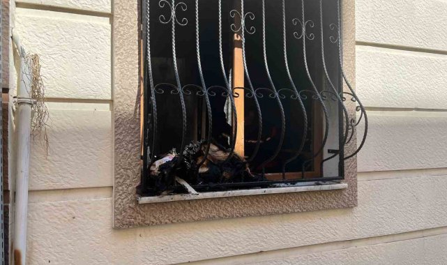 Manisa'nın Yunusemre ilçesinde bir evde çıkan yangında içeride mahsur k...