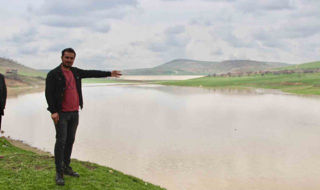 Mardin'de kuraklık nedeniyle 4 yıldır kuruyan gölette arpa ve buğday ek...