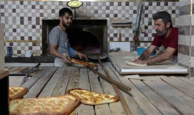Mardin'de ramazan pidesi geçtiğimiz yıl satıldığı fiyat olan 8 liradan ...