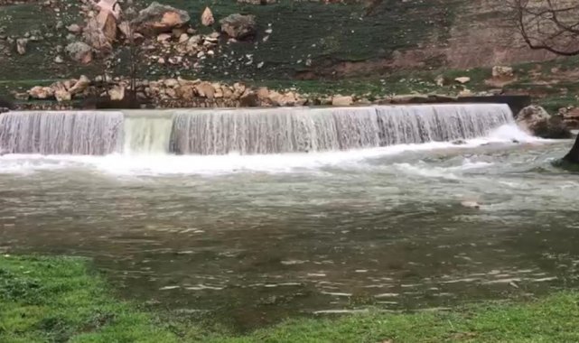 Mardin'de şiddetli yağış hayatı olumsuz etkilerken, kuraklık nedeniyle ...