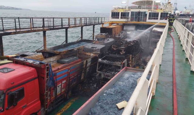 Marmara Denizi'nin Tekirdağ açıklarında içerisindeki araçlarla yanan fe...