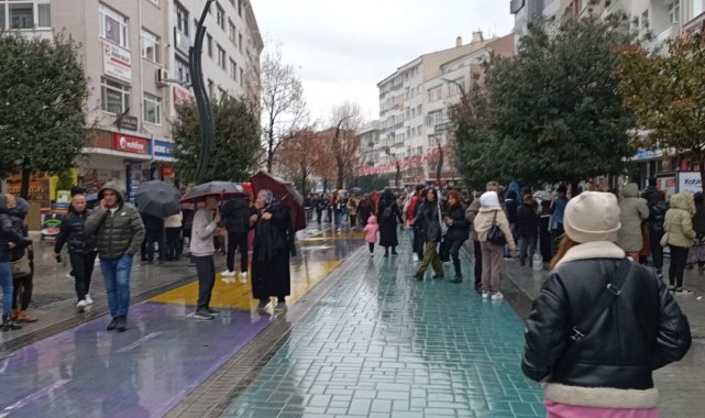 Merkez üssü Bolu olan, 4,8 büyüklüğünde deprem meydana geldi. Vatandaşlar s...