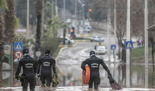 Mersin Büyükşehir Belediyesi İtfaiye ekiplerinin, yoğun yağışlar nedeniyle ...