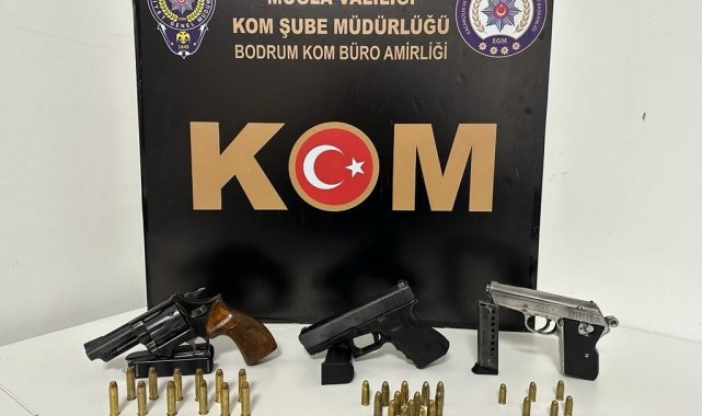 Muğla'nın Bodrum ilçesinde bir otomobilde yapılan arabada teyp içerisin...