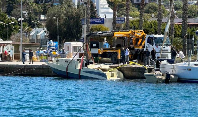 Muğla'nın Bodrum ilçesinde dün etkili olan fırtınada batan bir motoryat...