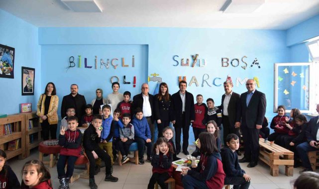 Mustafakemalpaşa Belediyesi Sıfır Atık Gününü, ilçede ki bir ilkokula kurmu...
