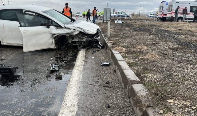 Nevşehir'de işçileri taşıyan kamyonet ile otomobilin çarpışması sonucu ...