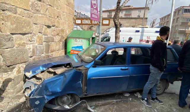 Niğde'de sürücüsünün direksiyon hakimiyetini kaybettiği otomobil, önce ...