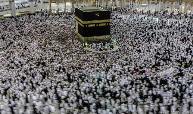 Ramazan ayının gelmesi ile Müslümanlar Kabe'ye akın etti