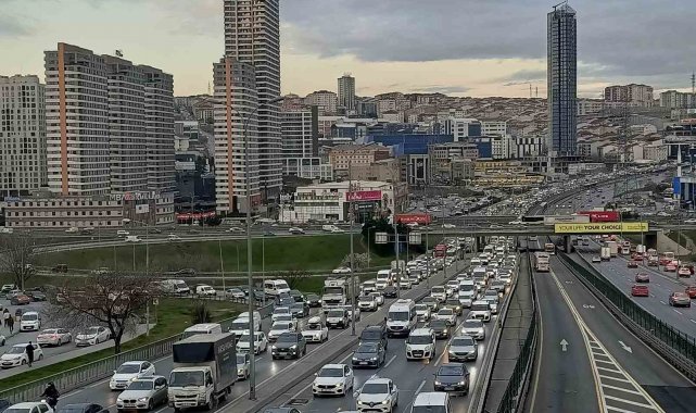 Ramazan ayının ilk gününde iftar saatine dakikalar kala E-5 Beylikdüzü ve H...