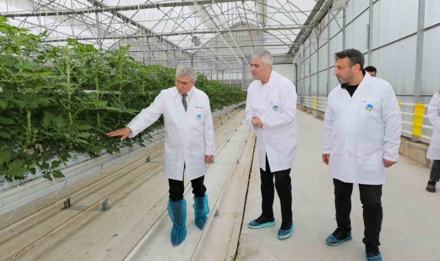 Sakarya Büyükşehir Belediye Başkanı Ekrem Yüce, ünlü sanatçı Cengiz Kurtoğl...