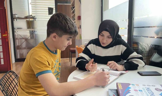 Sakarya'da Eğitim Fakültesi'nde öğrenim gören öğrenciler, 'Öğre...