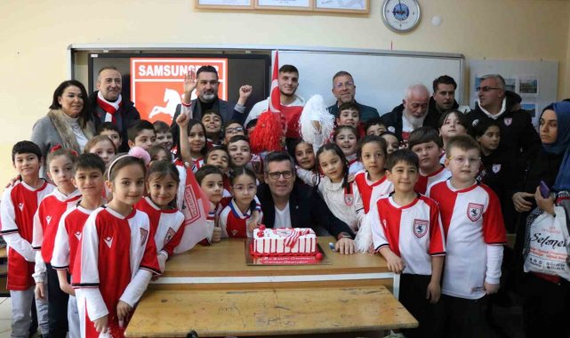 Samsunspor maçını izleyen öğrencilere, Samsunspor Teknik Direktörü Hüseyin ...