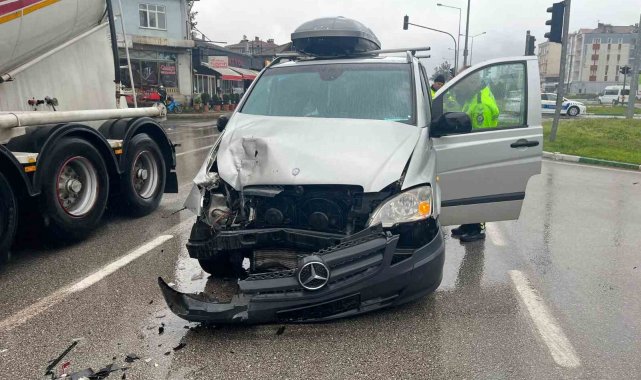 Samsun'un Çarşamba ilçesinde meydana gelen trafik kazasında 2 kişi yara...