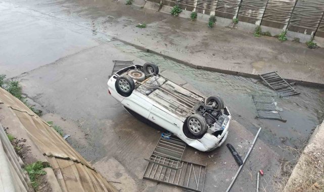 Sancaktepe'de aracının direksiyon hakimiyetini kaybeden sürücü yol kena...