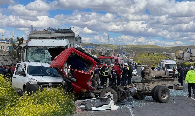 Şanlıurfa'da bir kamyon ve 2 kamyonetin karıştığı zincirleme trafik kaz...