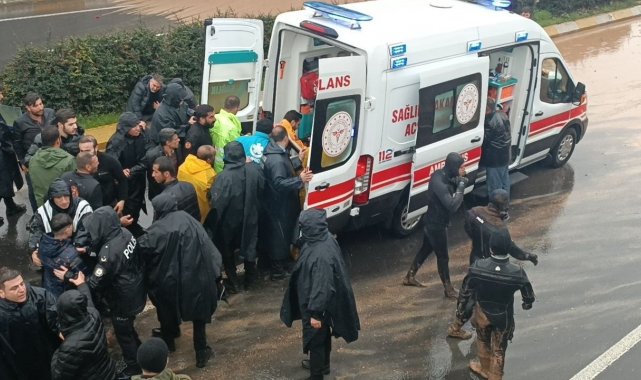 Şanlıurfa'da sel sularının dolduğu alt geçitte mahsur kalanlardan bir k...