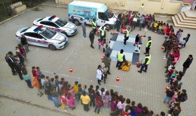 Şanlıurfa'nın Ceylanpınar ilçesinde jandarma ekipleri, okulda öğrencile...