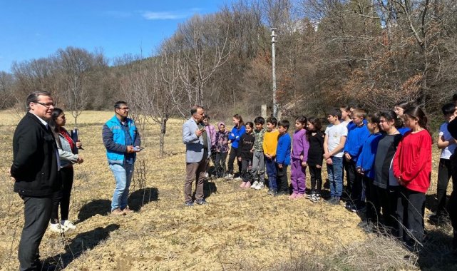 Şaphane İlçe Tarım ve Orman Müdürlüğünce ortaokul öğrencilerine meyve bahçe...