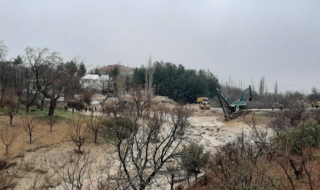 Selin vurduğu Adıyaman'ın Tut ilçesinde kayıp iki kişiyi arama çalışmal...