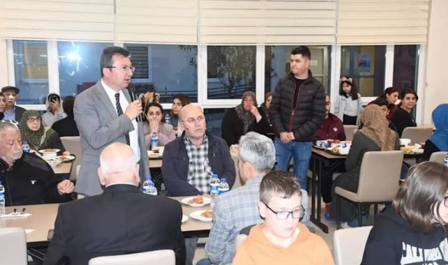 Serik ilçe kaymakamı Cemal Şahin, depremzedelerle bir araya gelerek iftar y...