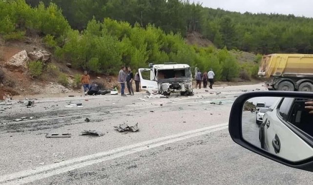 Seydikemer'de 2 kamyonun çarpışması sonucu meydana gelen trafik kazasın...