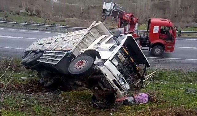 Siirt'te kamyonun devrilmesi sonucu meydana gelen trafik kazasında 1 ki...