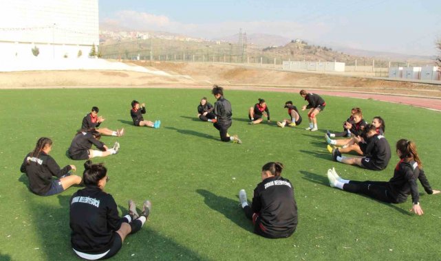 Şırnak'ta 5 yıl önce kurulan Nuhspor Kadın Futbol Takımı'nın başarı...