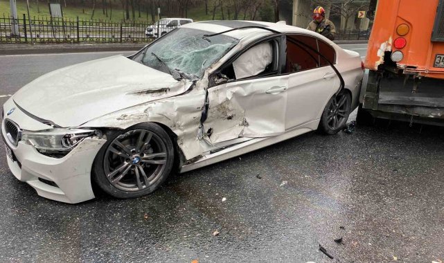 Şişli Piyale Paşa Bulvarı üzerinde seyir halinde giden bir otomobil virajı ...