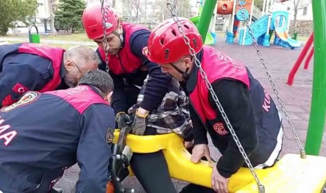 Sivas'ta çocuk parkında bindiği salıncakta sıkışan genci itfaiye ekiple...