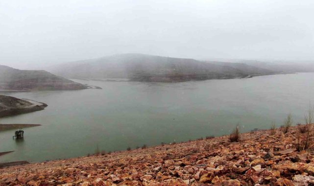 Sivas'ta şehrin su ihtiyacının karşılandığı 4 Eylül Barajı kuraklık ned...