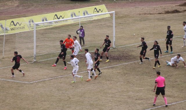 TFF 2. Lig Beyaz grupta mücadele eden Bayburt Özel İdare Spor, ligin 24'...