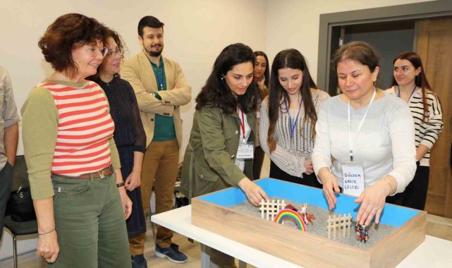 Travma ile başa çıkmada kullanılan yöntemlerden olan Kum Oyunu Terapisinin ...