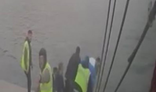 Tunceli-Elazığ seferini yapan feribottan atlayan şahsı, yolcu ve görevliler...