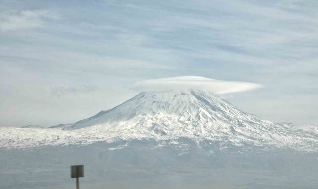 Türkiye'nin en yüksek dağı olan Ağrı Dağı, zirvesindeki şapkayı andıran...