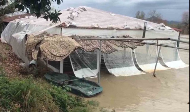 Turuncu kodla uyarılan Antalya'da şiddetli yağmurla ırmaklar taştı. Res...