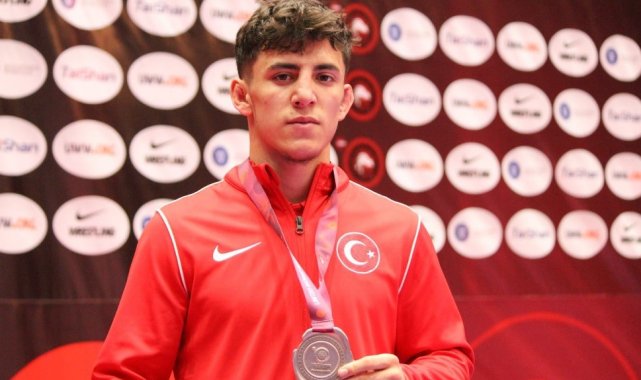 U23 Avrupa Güreş Şampiyonası serbest stil 57 kiloda mücadele eden milli gür...