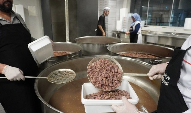 Ümraniye Belediyesi bu yıl, iftar sofralarını deprem bölgesi olan Kahramanm...