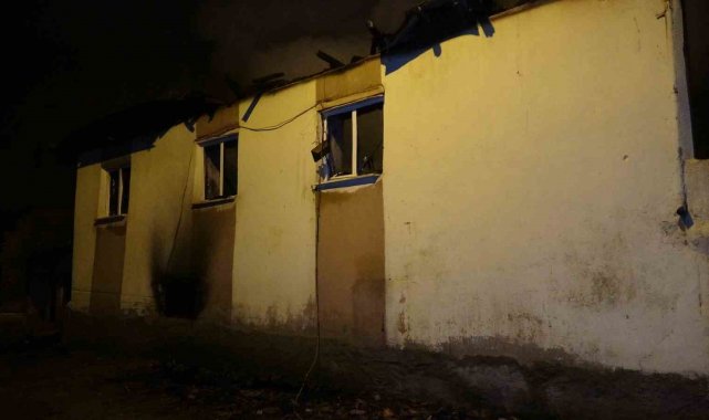 Uşak'ın Karahallı ilçesinde bir evin depo kısmında çıkan yangın sonucun...